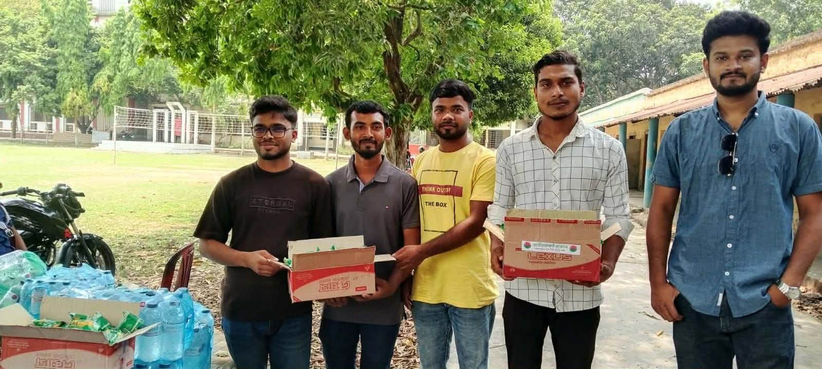 কোটচাঁদপুরে ছাত্রদলের পক্ষ থেকে এসএসসি পরীক্ষার্থীদের পানি-বিস্কুট বিতরণ
