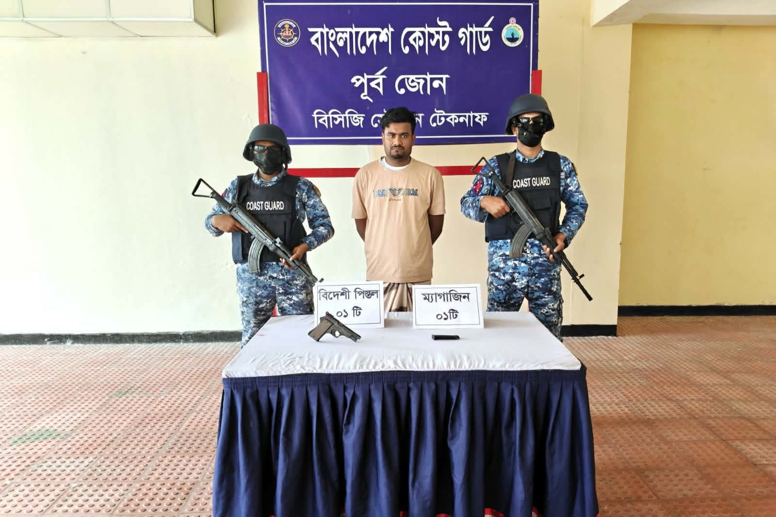 টেকনাফে বিদেশি পিস্তলসহ ১ মানবপাচারকারী কোস্ট গার্ডের হাতে আটক