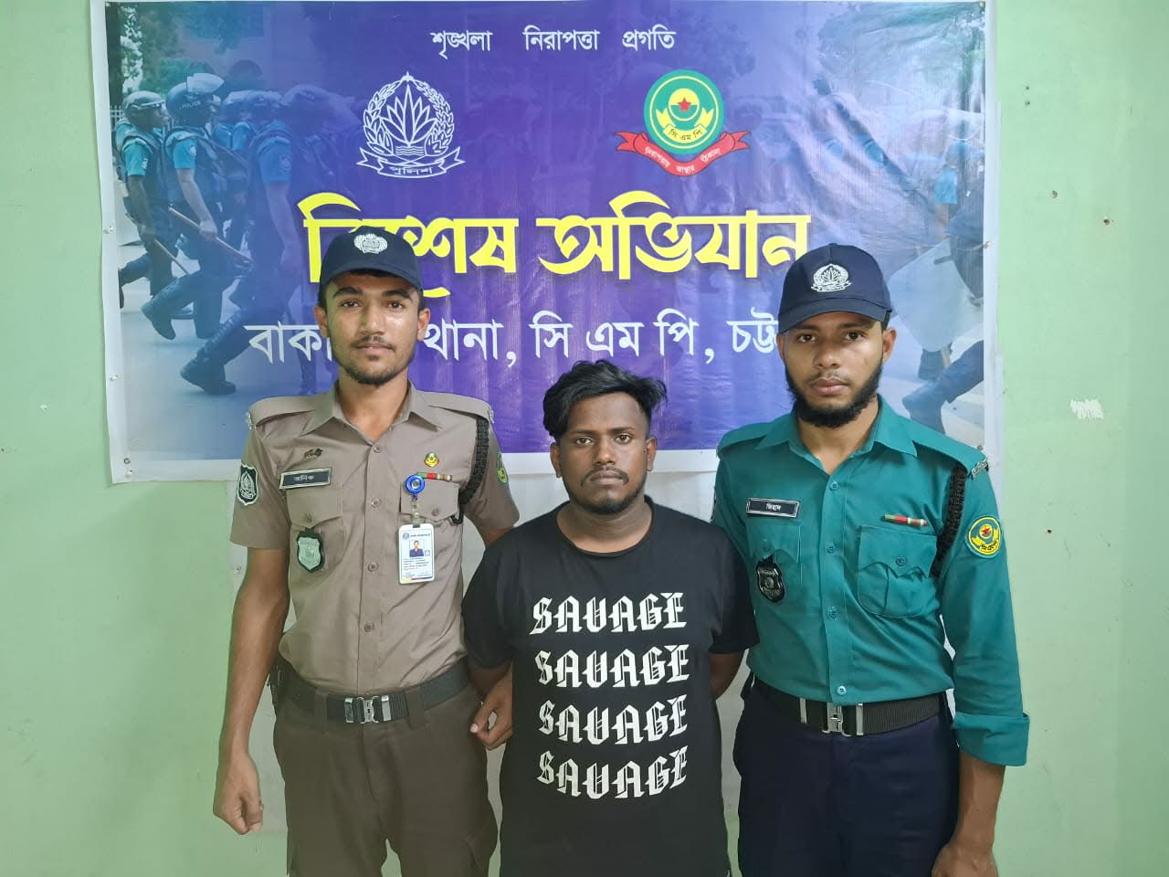 বাকলিয়া থানার বিশেষ অভিযানে ০৪ মামলার পলাতক আসামি দুর্ধর্ষ সন্ত্রাসী শওকত আলী গ্রেফতার