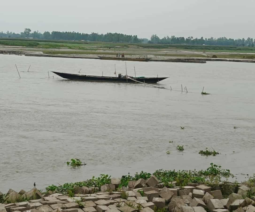 ভূরুঙ্গামারীতে দুধকুমার নদে অবৈধভাবে বালু উত্তোলন, হুমকির মুখে তীর রক্ষা বাঁধ