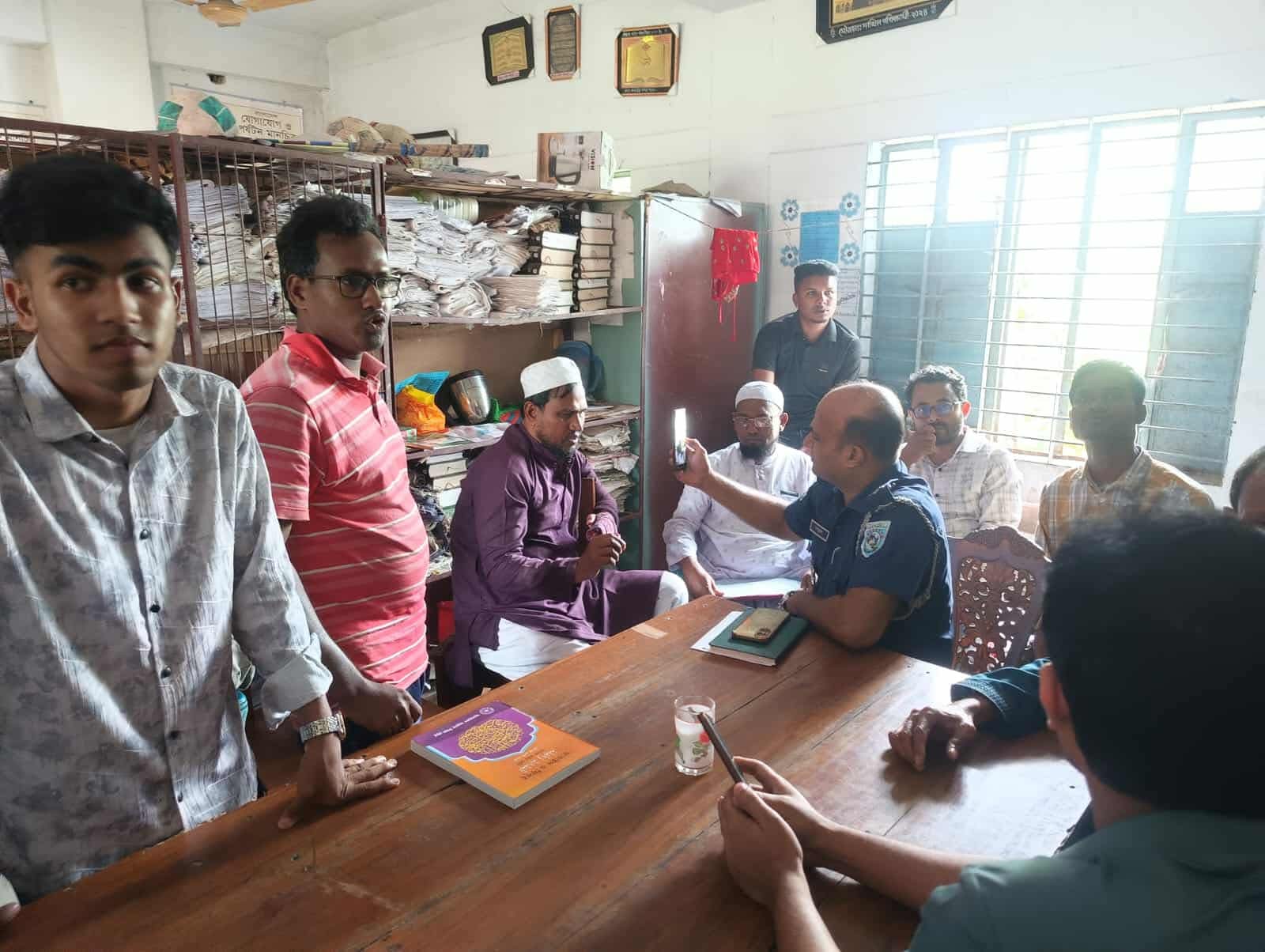 ভূরুঙ্গামারীতে দাখিল সার্টিফিকেট বিতরণে গড়িমসি ক্ষুব্ধ শিক্ষার্থীদের অবরোধে আটক বরখাস্ত সুপার