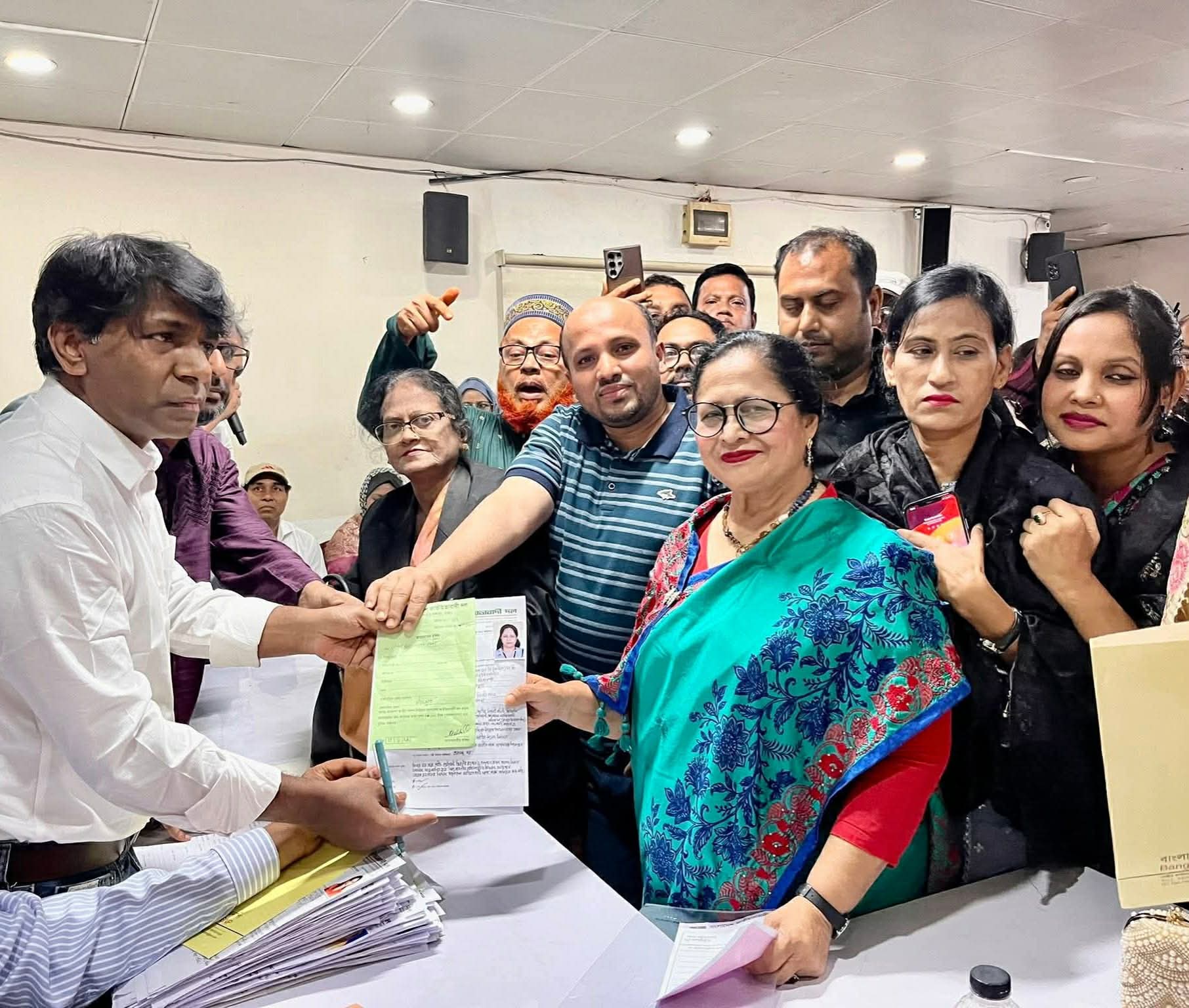 সংরক্ষিত নারী আসনের মনোননয়ন ফরম জমা দিয়েছেন কচুয়ার নাজমুন নাহার বেবী