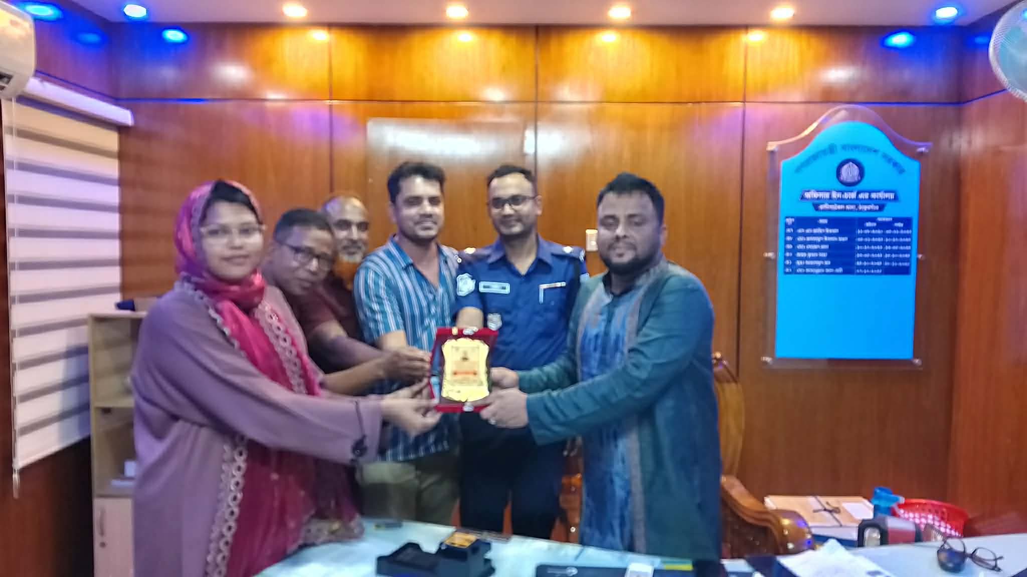 বিদায়বেলায়—রাণীশংকৈল থানার এএসআই তাহেরা খাতুনকে ক্রেস্ট প্রদান