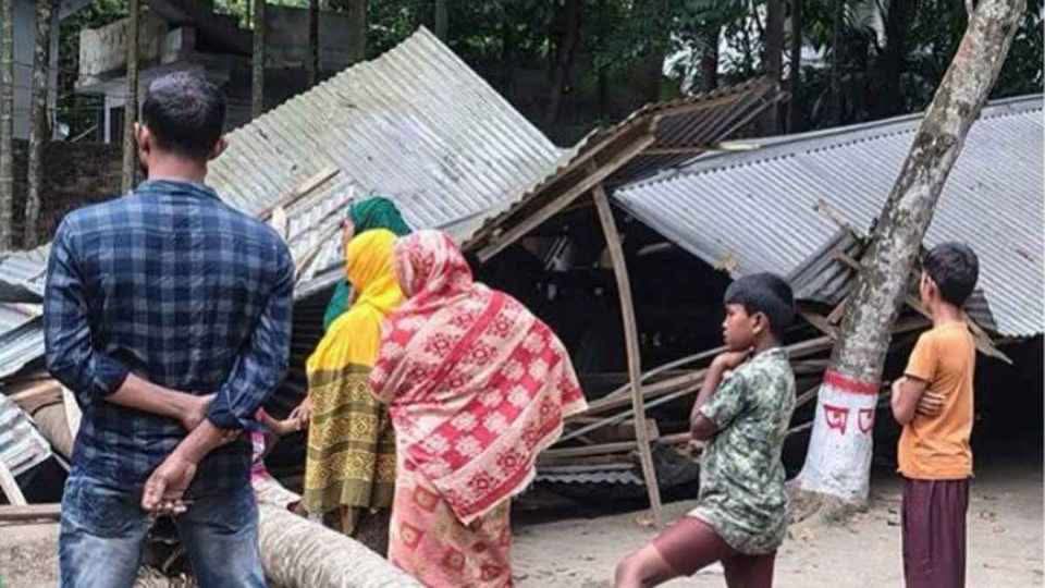 ক্লাস চলাকালে শ্রেণিকক্ষের ওপরে ভেঙে পড়ল গাছ আহত ২