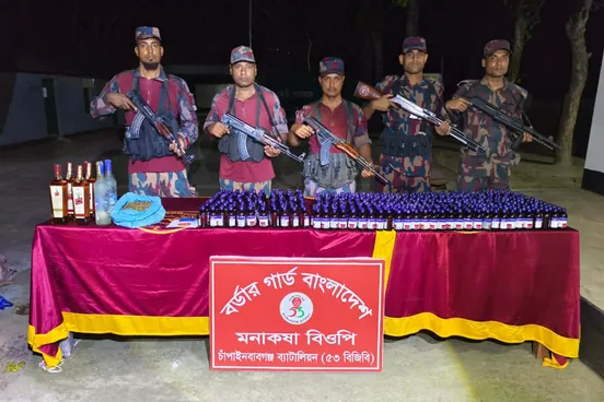 চাঁপাইনবাবগঞ্জে বিপুল পরিমাণ মাদকদ্রব্য আটক করেছে বিজিবি