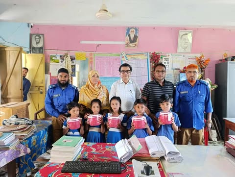 মনিরামপুরে শিক্ষাত্রীদের মাঝে টিফিন বক্স  বিতরণ
