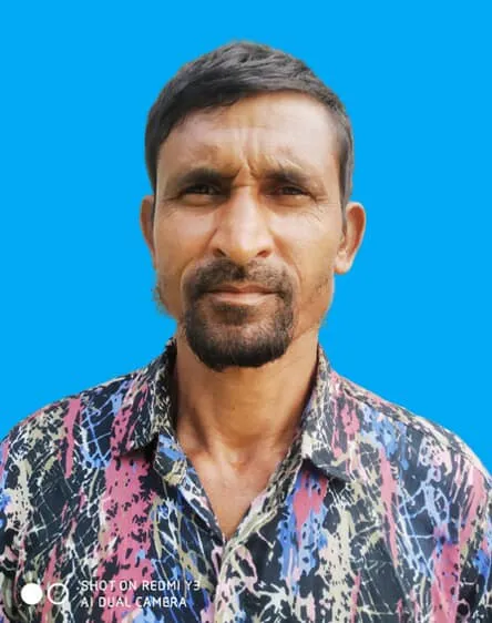 গোবর ফেলতে গিয়ে বিদ্যুৎস্পৃষ্টে প্রাণ গেল কাঠ মিস্ত্রির