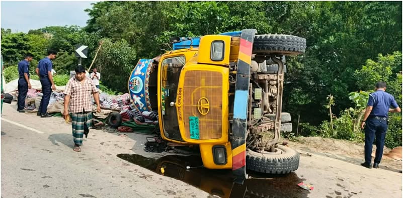 গরু বাঁচাতে গিয়ে কোমল পানীয় বোঝাই ট্রাক উল্টে আহত চালক-হেল্পার,  ঘটনাস্থলে গরুটি মারা যায়