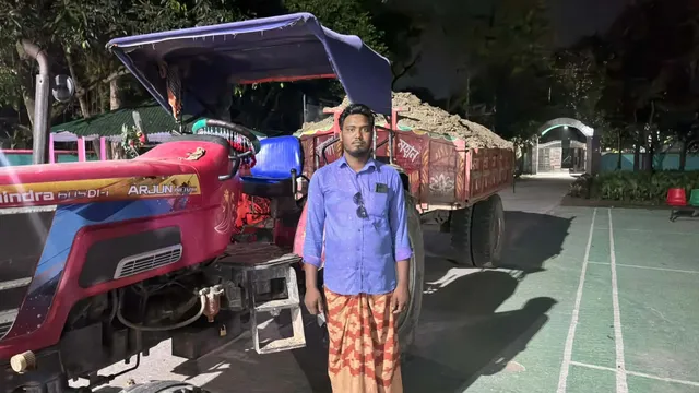 চাঁপাইনবাবগঞ্জে পদ্মা নদী থেকে অবৈধ মাটি উত্তোলন: ট্রাক্টরসহ ১জন আটক