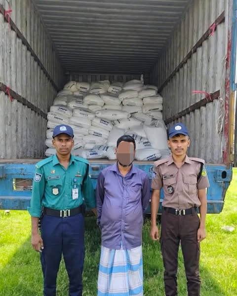 পতেঙ্গায় কাভার্ডভ্যান ভর্তি প্লাস্টিক দানা আত্মসাতের ঘটনার মূলহোতা গ্রেফতার, আত্মসাৎকৃত ২৬০ ব্যাগ প্লাস্টিক দানা ও কাভার্ডভ্যান উদ্ধার