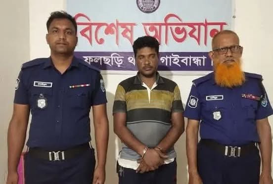 “পণ্য বিক্রির আগেই পুলিশ! গাইবান্ধায় ইয়াবাসহ ধরা মাদক কারবারি ফিরোজ।”
