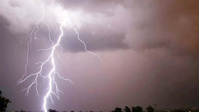 চাঁপাইনবাবগঞ্জে পৃথক বজ্রপাতে দু’জনের মৃত্যু