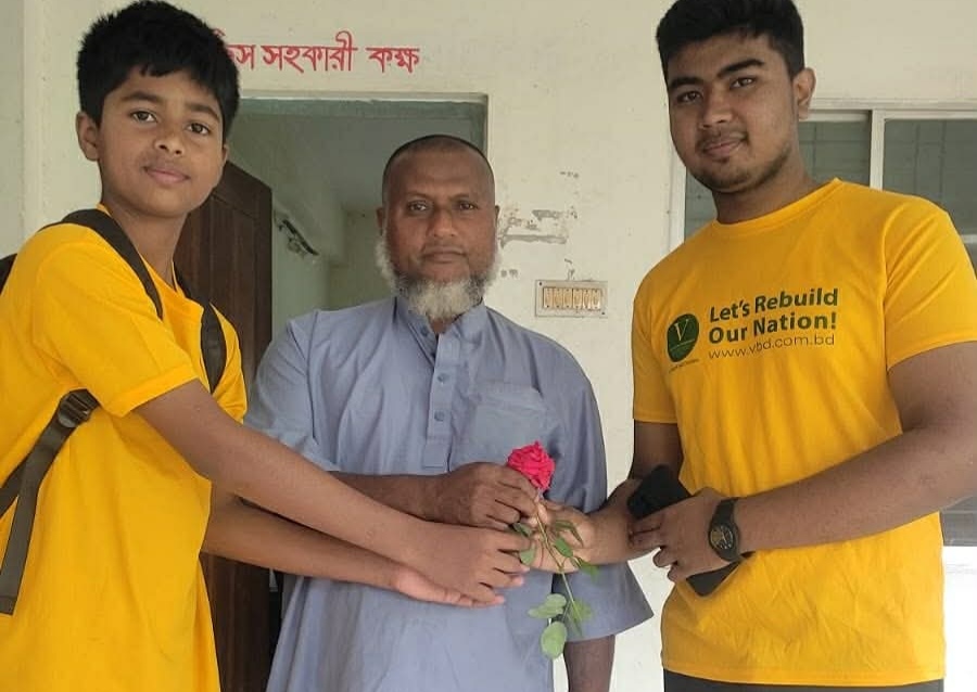 মে দিবসে ব্যতিক্রমী উদ্যোগ: তাড়াইলে শ্রমজীবীদের হাতে ফুল তুলে দিলো তরুণরা