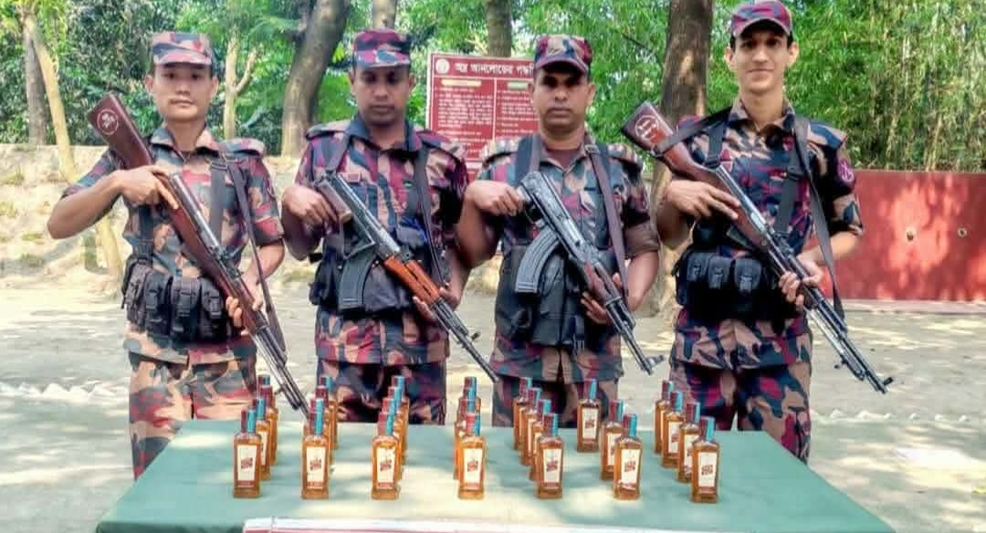 চাঁপাইনবাবগঞ্জ সীমান্তে ২৭ বোতল ভারতীয় মদ উদ্ধার করেছে বিজিবি