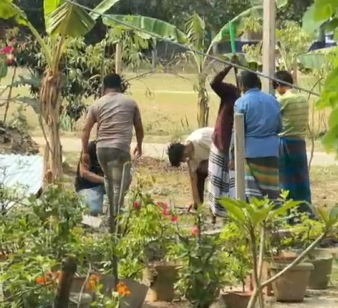 চরভদ্রাসনে আদালতের নিষেধাজ্ঞা ও সহকারি কমিশনার ভূমি’র রায় তুচ্ছ : জমি দখলের তাণ্ডব: ‘পুলিশ স্ত্রীর’ দাপট: শঙ্কিত পরিবার