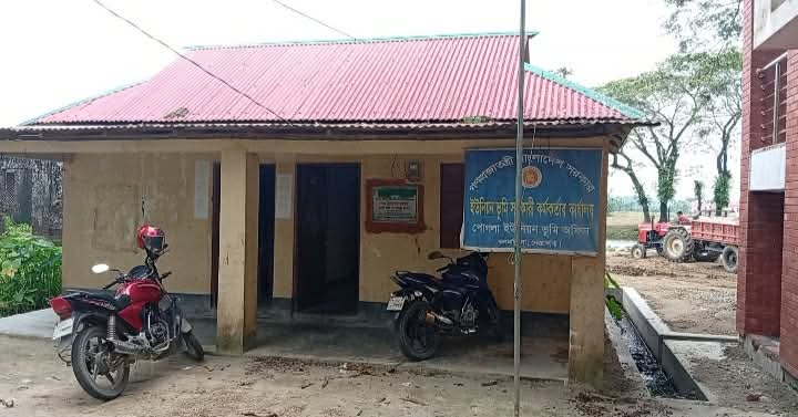 খাস কালেকশনের টাকা হাতে নিয়ে সাইবার বুলিংয়ের শিকার উপ সহকারী ভূমি কর্মকর্তা 