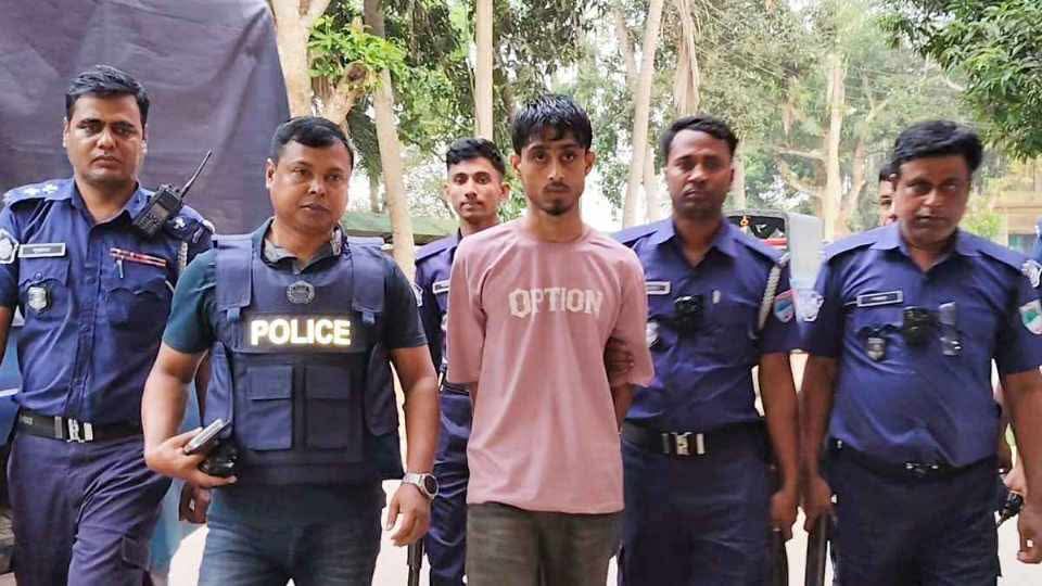 ঘুমন্ত অবস্থায়  স্ত্রীকে বটি দিয়ে কুপিয়ে হত্যা, স্বামী গ্রেপ্তার 