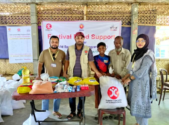 রোহিঙ্গা শিশুদের মাঝে ঈদ উপলক্ষে খাদ্য সামগ্রী বিতরণ