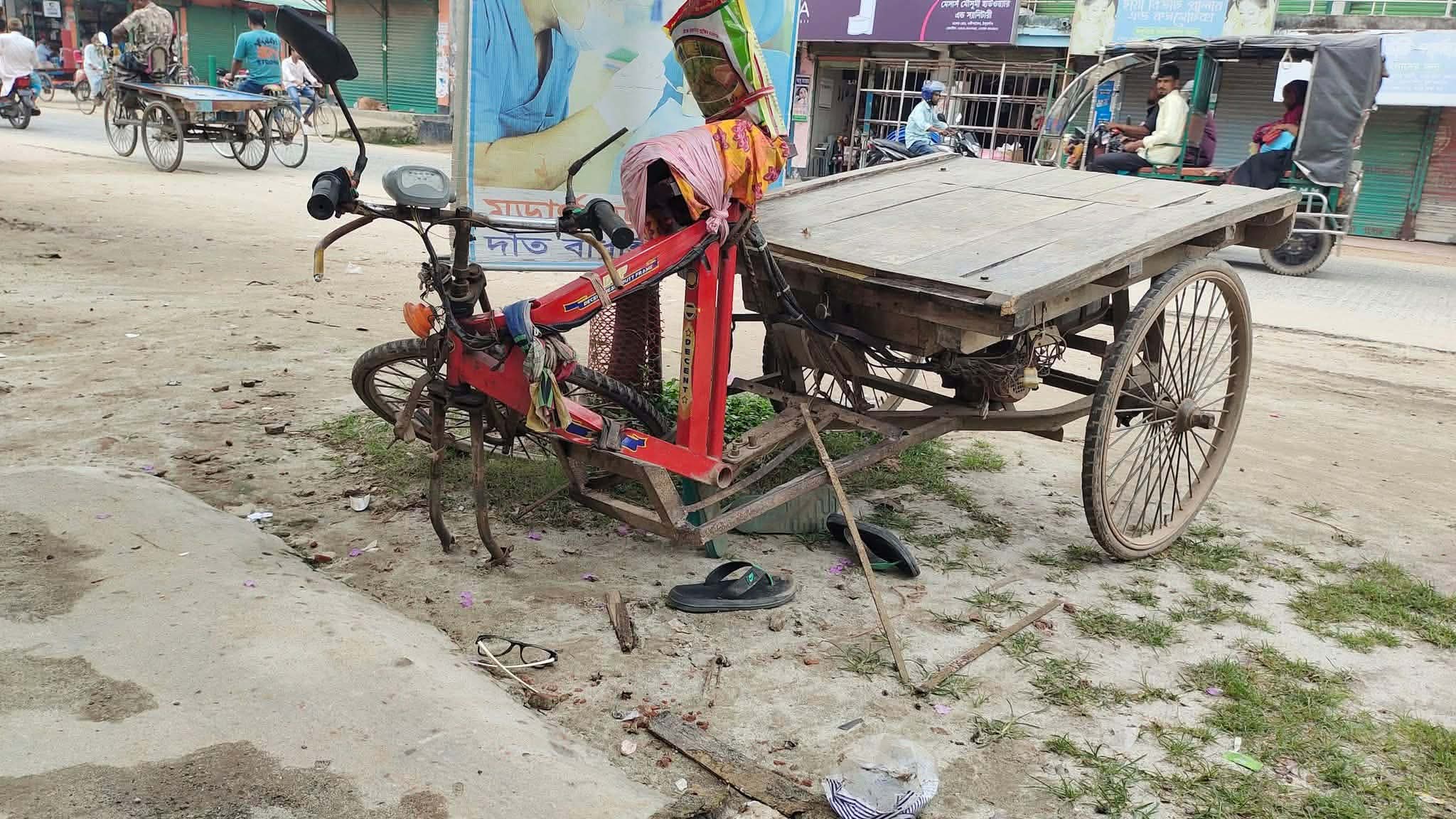 জীবিকার পথে বের হয়ে আর ফেরা হলো না ভ্যান চালক আবুল হোসেনের