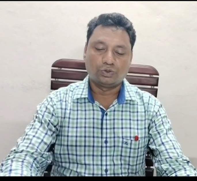 নড়াইলের কালিয়ায় পিআইও মোস্তফা কামাল  বদলী হলেও কর্মস্থল ছাড়ছেন না