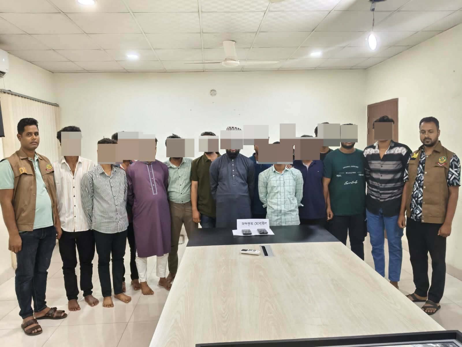 নগরীতে নিষিদ্ধ সংগঠনের   গোপন বৈঠকে নাশকতার পরিকল্পনা ১৪ জন গ্রেপ্তার 