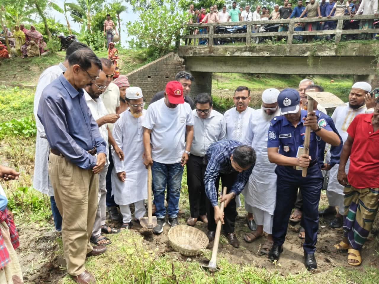 দরিদ্রদের কর্মসংস্থানে মশ্বিমনগর খাল পুনঃখনন কাজের উদ্বোধন