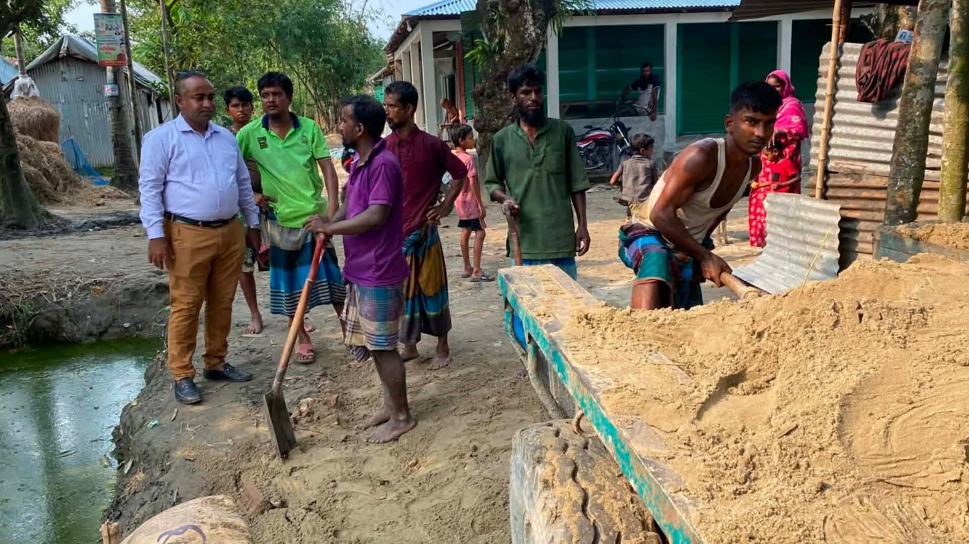 কেন্দুয়ায় চেয়ারম্যানের উদ্যোগে নওপাড়ায় রাস্তা সংস্কার