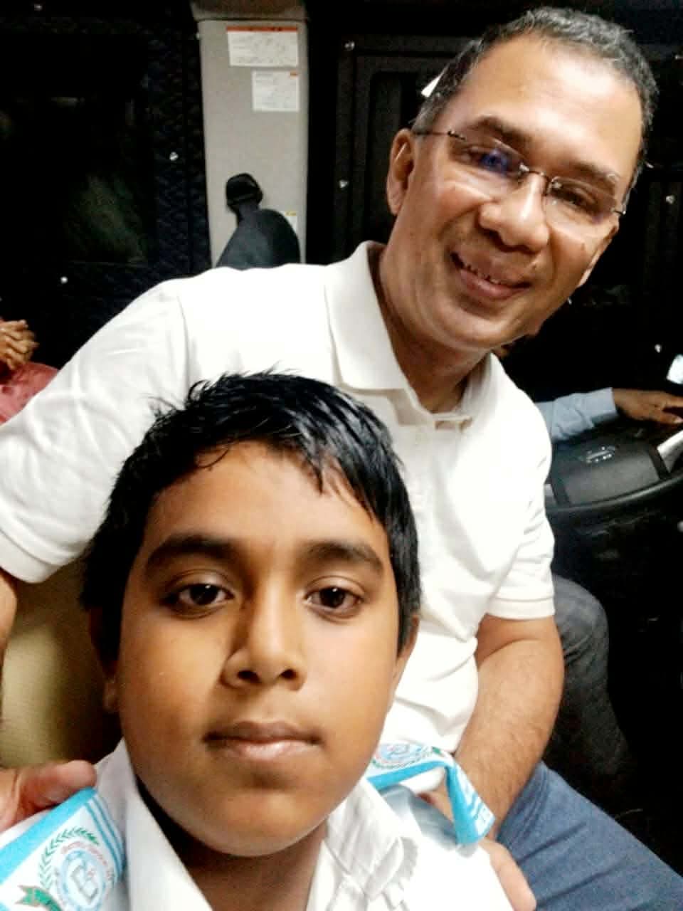প্রধানমন্ত্রীর বহর থামিয়ে শিশুকে বুকে জড়িয়ে সেলফি, ব্রাহ্মণবাড়িয়ায় আবেগঘন দৃশ্য ভাইরাল