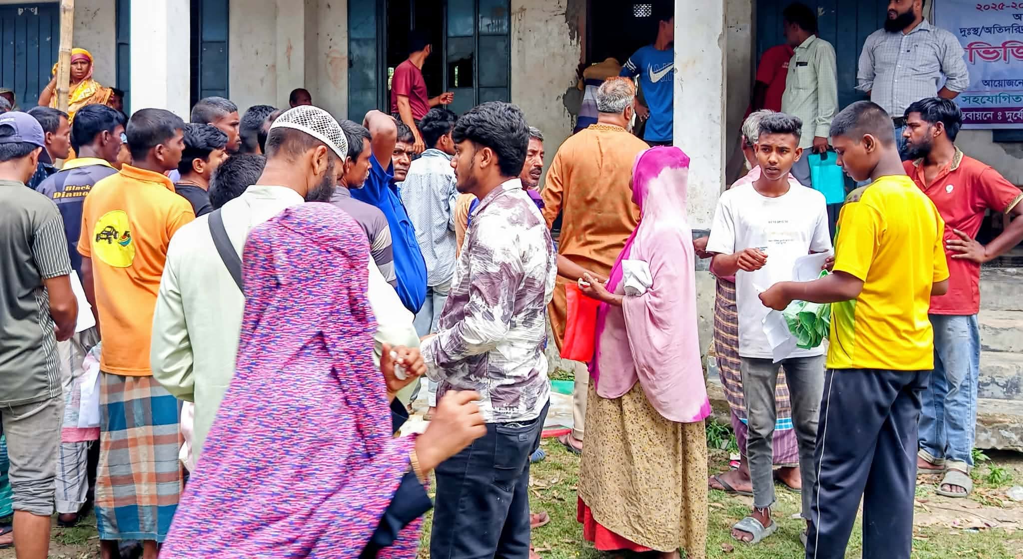সাঘাটার বোনারপাড়া ইউনিয়নে ঈদ আনন্দ : ভিজিএফ এর চাল বিতরণ