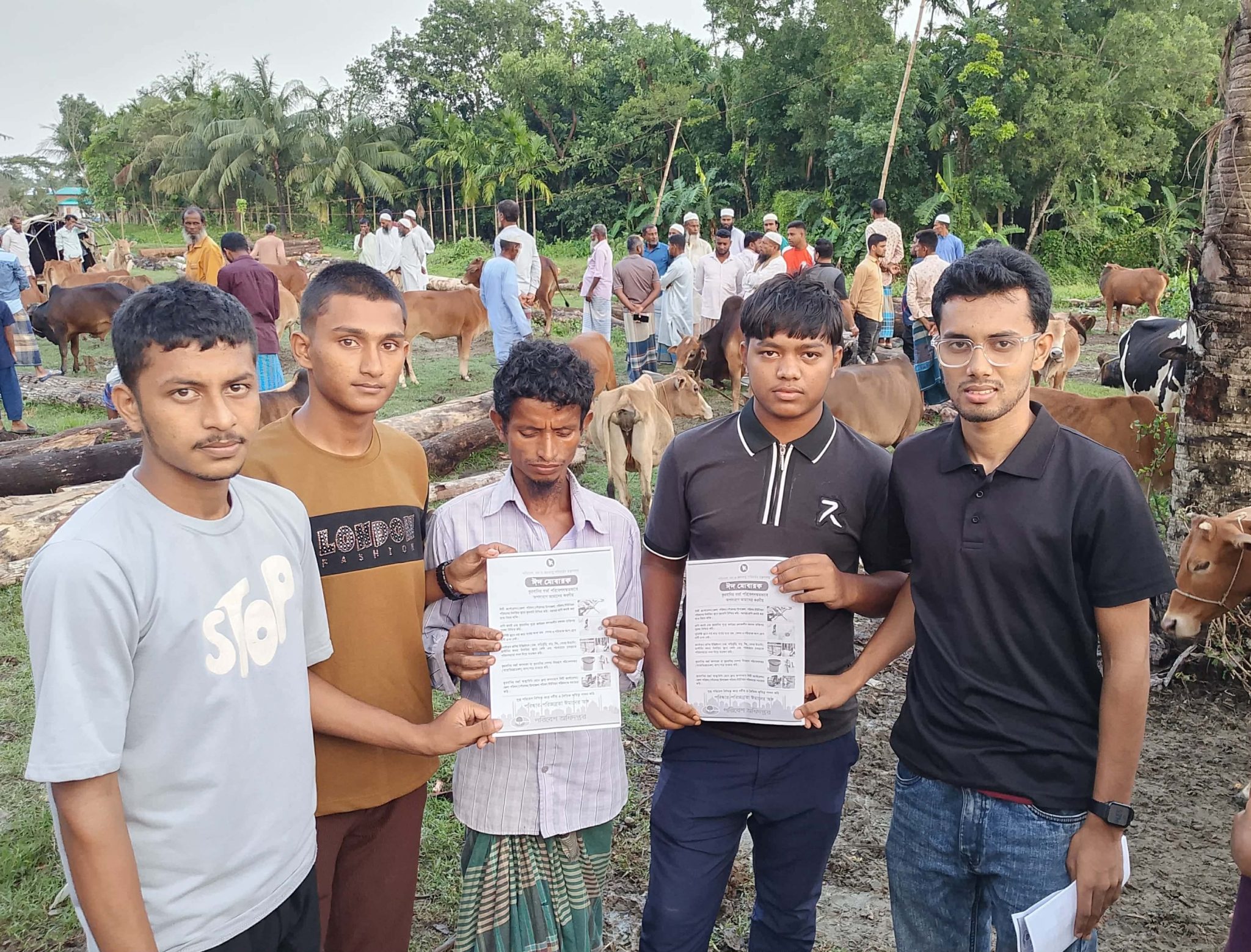 মনপুরায় কুরবানির হাটে ইয়ুথ নেটওয়ার্ক ফর ডেভেলপমেন্টের সচেতনতা কার্যক্রম