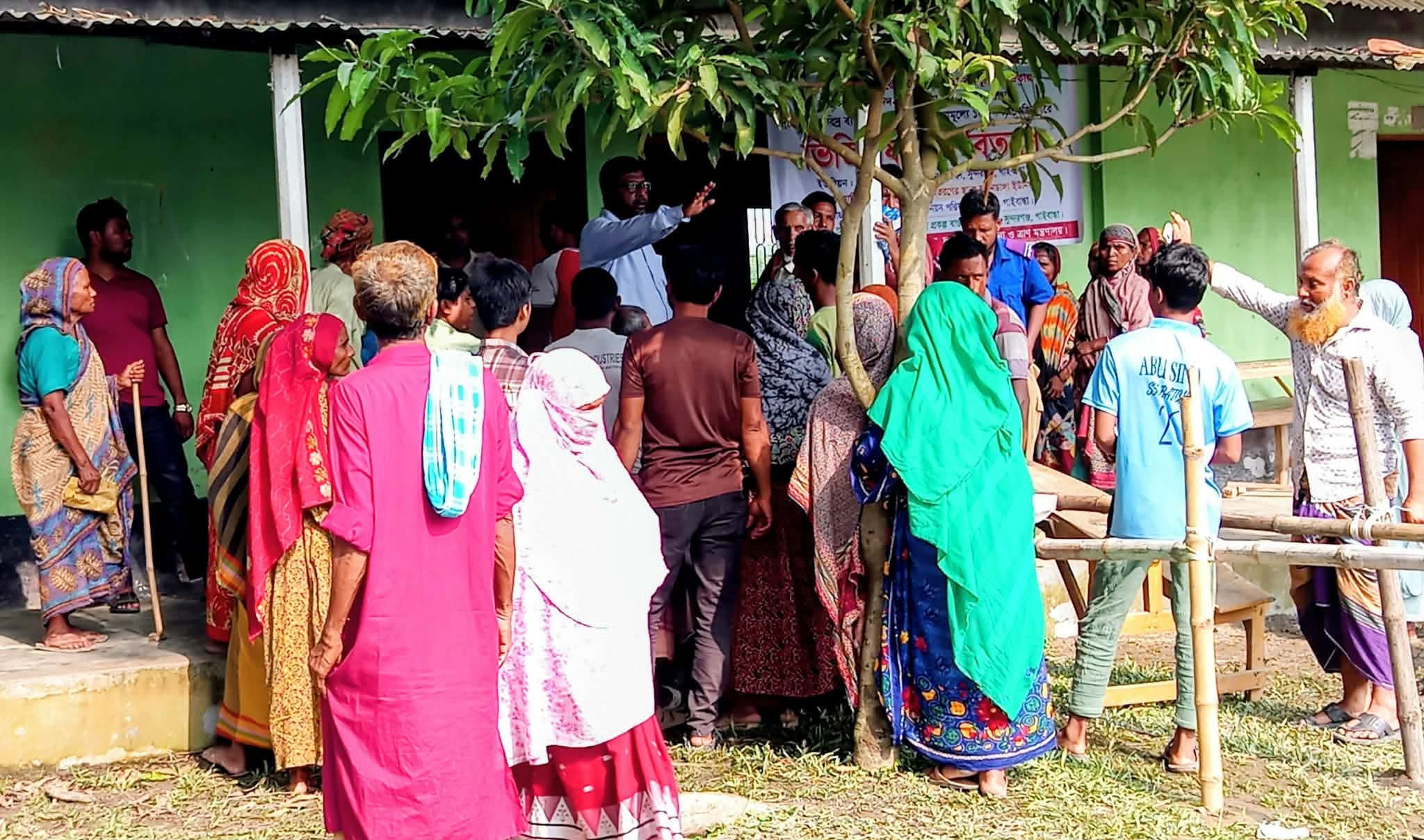 সুন্দরগঞ্জের বামনডাঙ্গা ইউনিয়নে ভিজিএফ-এর চাল বিতরণ