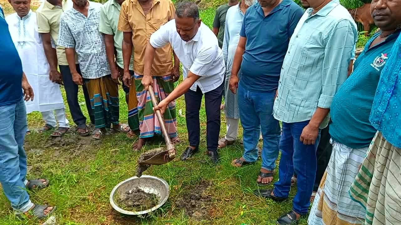 শ্মশানে যাতায়াতের দুর্ভোগের অবসান: ভোলাচং ঋষিপাড়ায় বহু প্রতীক্ষিত সড়ক নির্মাণ শুরু