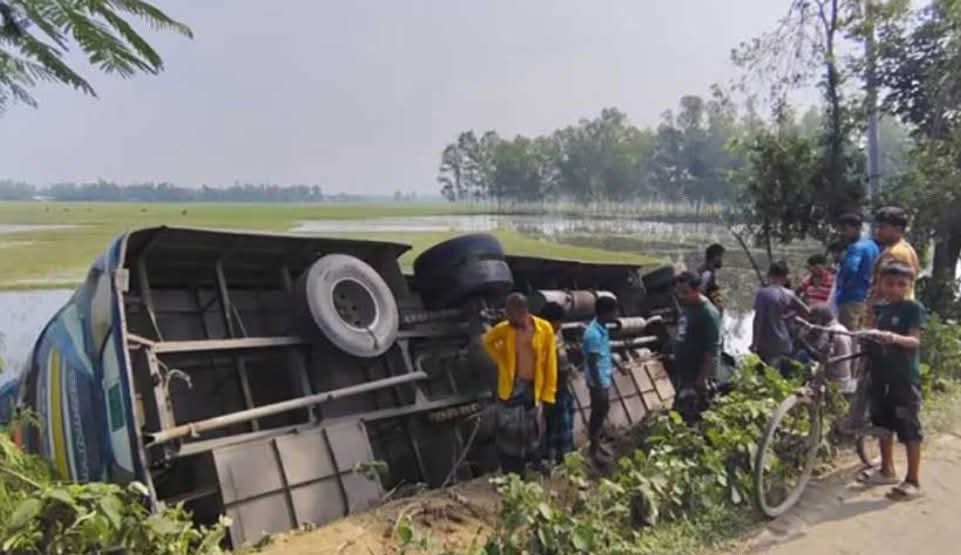 ঈদের রেশ কাটতে না কাটতেই কান্না: গাইবান্ধায় বাস খাদে, ঝরল গৃহবধূর প্রাণ
