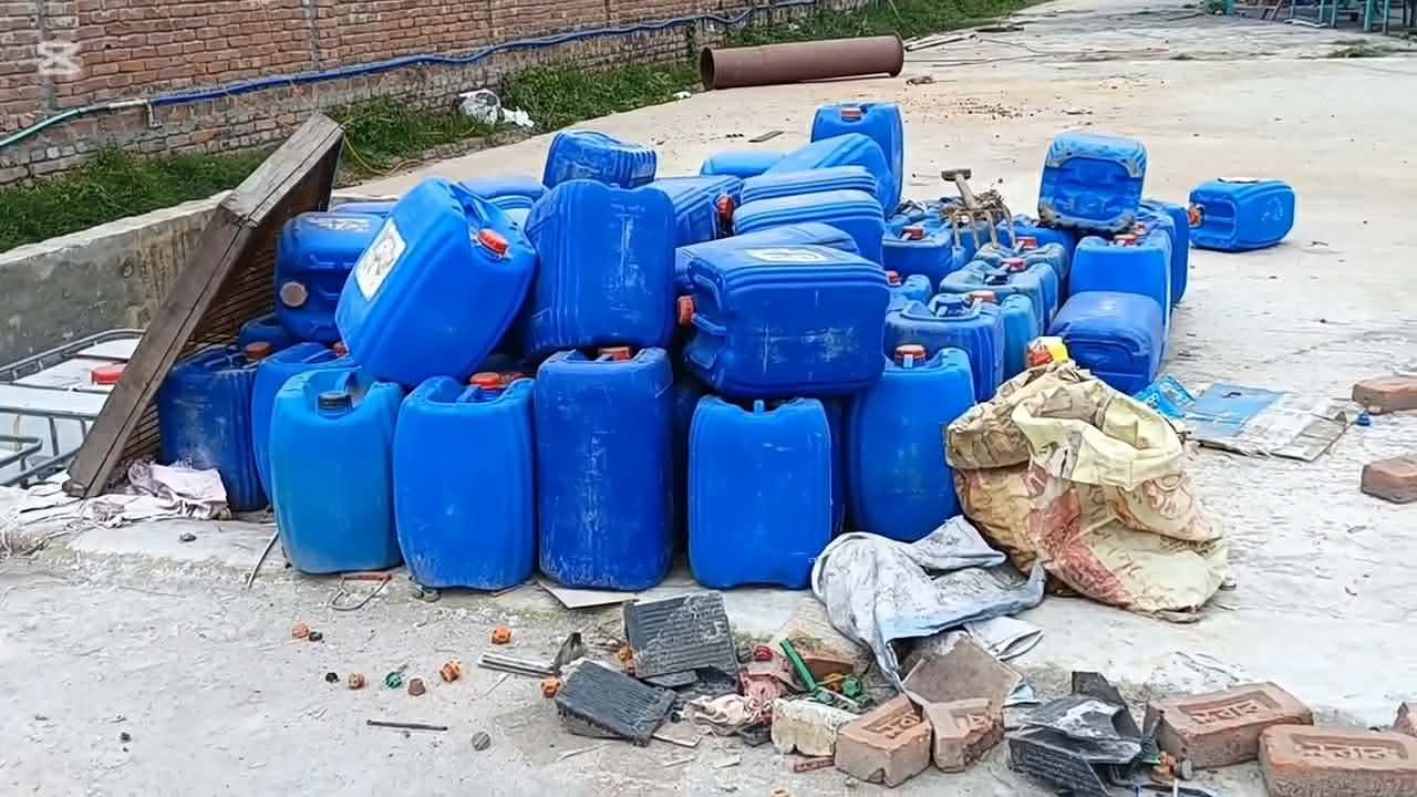 চাঁপাইনবাবগঞ্জে অবৈধ সীসা কারখানায় অভিযান, বিদ্যুৎ সংযোগ বিচ্ছিন্ন ও জরিমানা
