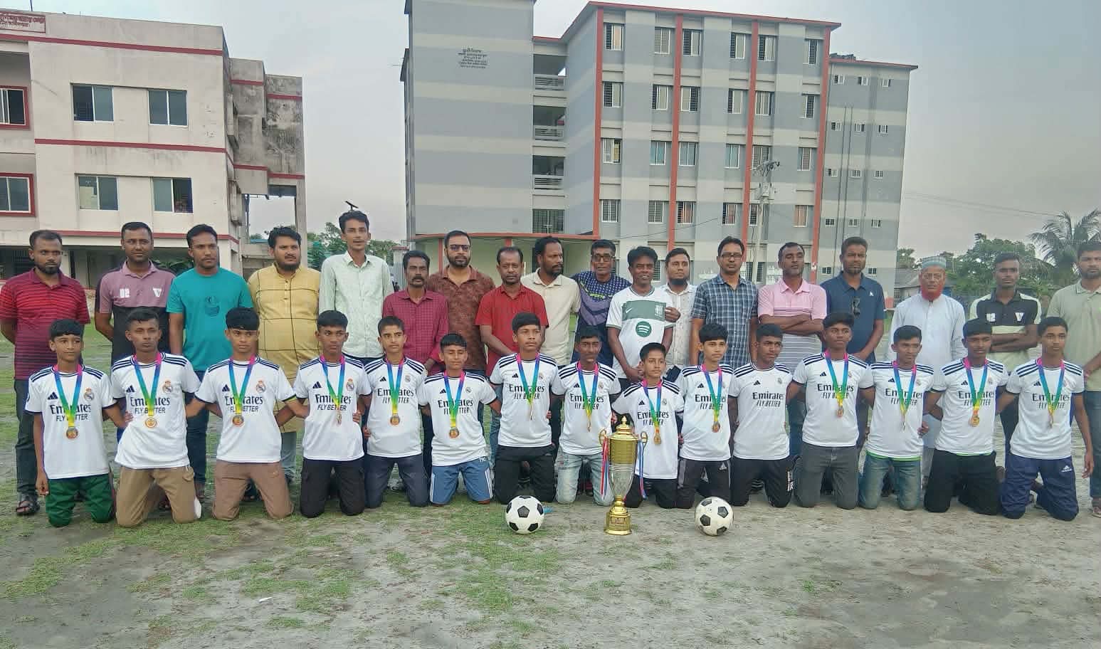 নতুন কুড়ি স্পোর্টস জেলা চ্যাম্পিয়ন দলকে ফুটবল ও জার্সি উপহার বিএনপি নেতার