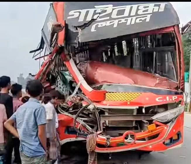 “যাত্রীদের জীবন বাঁচলো, কিন্তু পা হারালেন বাস চালক”
