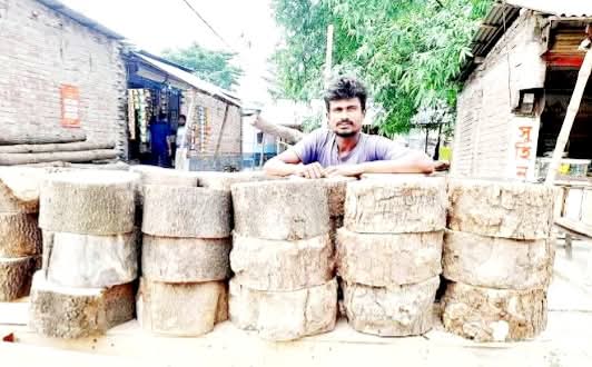 পশুর মাংস ও হাঁড় কাটার অপরিহার্য উপকরণ কিনতে বাজারে ভিড়
