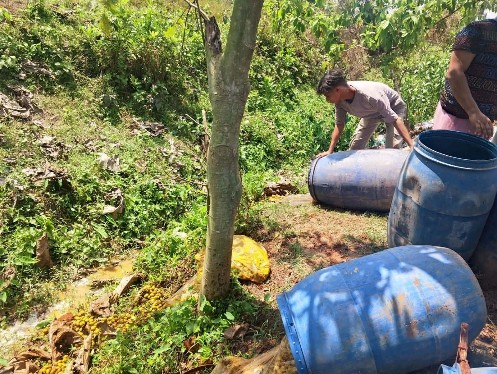 সাতকানিয়ায় আচারের নামে গরুর লবণ ও বিষাক্ত রং কারখানা সিলগালা