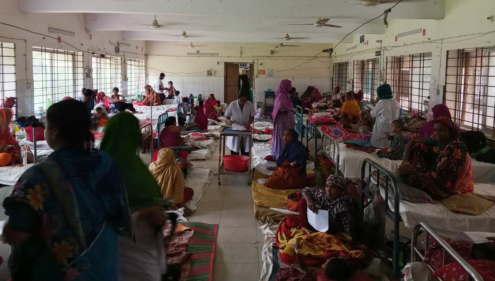 ‎ধারন ক্ষমতার দ্বিগুন রোগীর চাপে দিশেহারা ডাক্তাররা,বেহাল অবস্থায় মণিরামপুর স্বাস্থ্য কমপ্লেক্স