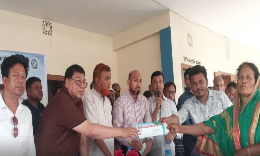 গাইবান্ধায় কুকুরের কামড়ে নিহত পরিবারের পাশে জেলা পরিষদ : আর্থিক সহায়তা প্রদান