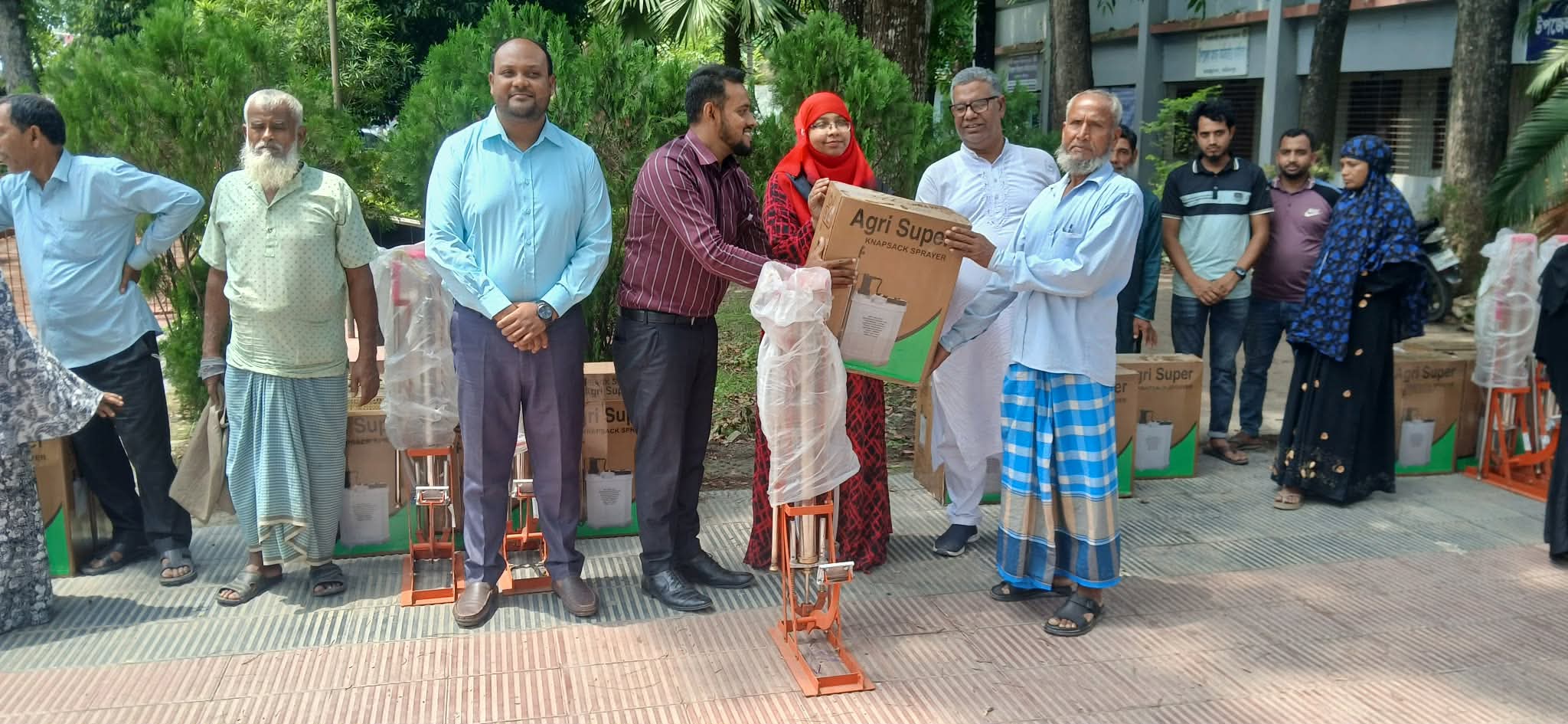 চরভদ্রাসনে পেঁয়াজ সংরক্ষণে এয়ার ফ্লো মেশিনওস্প্রে মেশিন বিতরণ