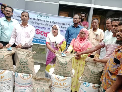 রাণীশংকৈলে ক্ষুদ্র ও প্রান্তিক কৃষকদের মাঝে বিনামূল্যে সার-বীজ বিতরণ