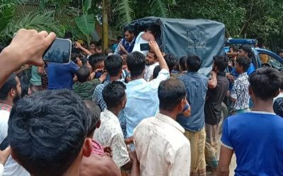 যমজ ভাই পুলিশের সাব ইন্সপেক্টর: ভাইয়ের হ্যান্ডকাপ নিয়ে ব্যবসায়ীকে অপহরণের চেষ্টার সময় জনগনের হাতে আটক ভূয়া পুলিশ