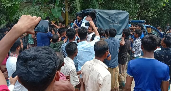 যমজ ভাই পুলিশের সাব ইন্সপেক্টর: ভাইয়ের হ্যান্ডকাপ নিয়ে ব্যবসায়ীকে অপহরণের চেষ্টার সময় জনগনের হাতে আটক ভূয়া পুলিশ