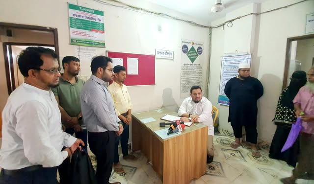 পুলিশ প্রটোকল ও সরকারি দেহরক্ষী ছাড়াই ব্যক্তিগত গাড়িতে ভূমি প্রতিমন্ত্রীর আমিনবাজার ও আশুলিয়া রাজস্ব সার্কেল আকস্মিক পরিদর্শন