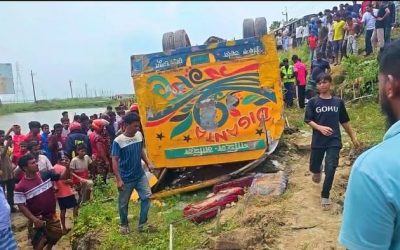 সরাইলে নিয়ন্ত্রণ হারিয়ে খাদে বাস, নিহত ৪, আহত অন্তত ১৫