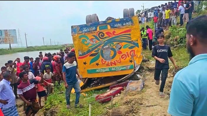 সরাইলে নিয়ন্ত্রণ হারিয়ে খাদে বাস, নিহত ৪, আহত অন্তত ১৫