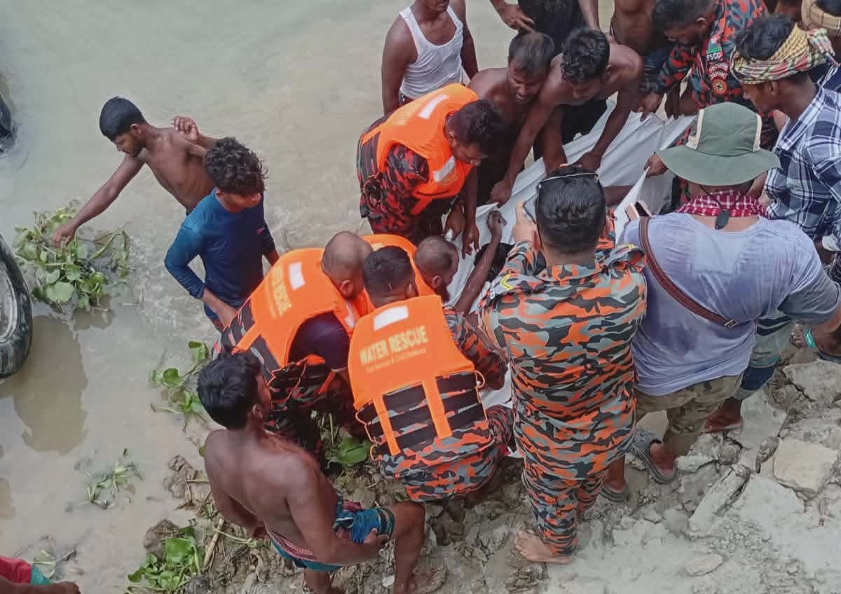 চরভদ্রাসনের চরঝাউকান্দার বালুরঘাটে নদীর বড় ট্রাক্টর  উল্টে পড়ে নিহত:উপজেলা প্রশাসন আর্থিক  সহযোগিতা 