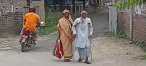 রাণীশংকৈলে বৃদ্ধ বাবা-মাকে পিটিয়ে বাড়িছাড়া করার অভিযোগ ছেলে-পুত্রবধূদের বিরুদ্ধে