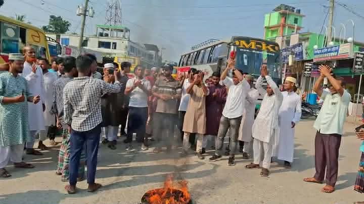 রংপুরগামী মেইল বাস সার্ভিস বন্ধের প্রতিবাদে ভূরুঙ্গামারীতে সড়ক অবরোধ